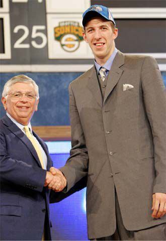 David Stern, comisionado de la NBA, estrecha la mano de Fran Vázquez.