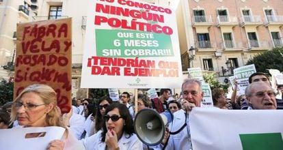 Protesta de farmac&eacute;uticos en Valencia por los impagos de la Generalitat