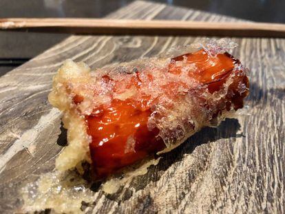 Nigiri de pimiento rojo en tempura / Capel 
