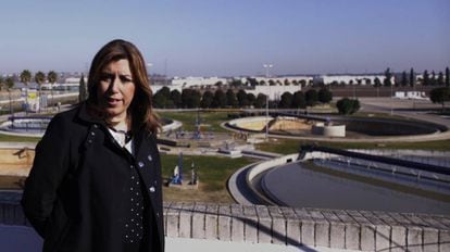 Susana Díaz, este lunes en la estación depuradora de Palomares del Río.