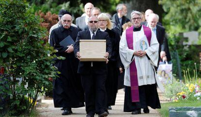 La caja con las muestras de víctimas del nazismo es trasladada a la tumba donde recibirá sepultura.