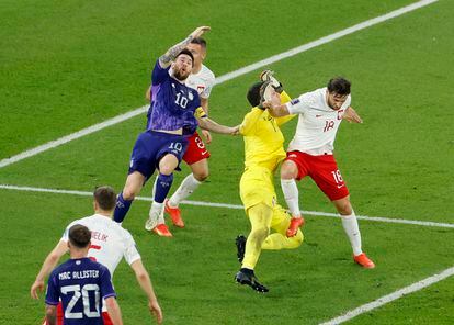 Lionel Messi, tras ser golpeado por el portero polaco Wojciech Szczesny.
