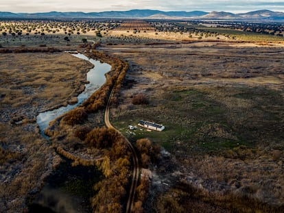 Vista aérea del río Guadiana, a la izquierda, y de la Isla del Morenillo, una zona que debería estar completamente inundada.