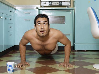 Una persona se ejercita físicamente en la cocina.