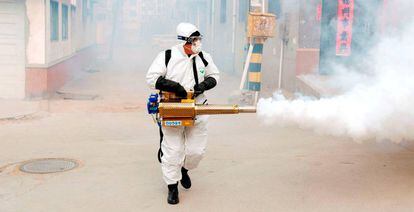 Un trabajador realizando trabajos de desinfectación en Qingdao (China).