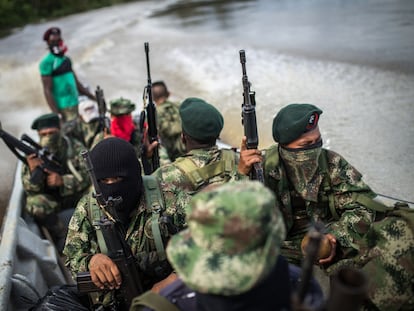 Guerrilleros del ELN patrullan en el departamento de Chocó, en 2017.