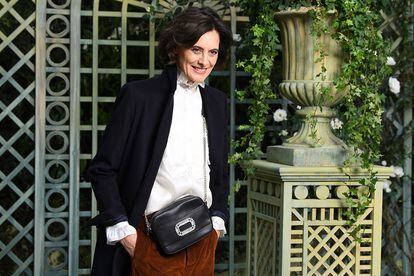 El bolso se cruza por debajo del abrigo

Así lo hizo Inès de la Fressange en el desfile de Chanel. Y si lo lleva así una de las mejores representantes del allure francés, no hay más preguntas.