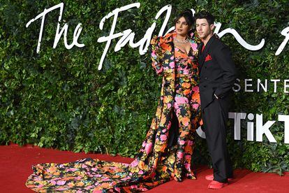 Priyanka Chopra y Nick Jonas. La actriz hindú se atrevió con un diseño con cola de Richard Quinn, uno de los diseñadores protagonistas de la alfombra roja de esta edición.

 
