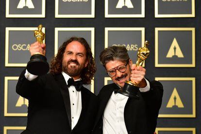 Los españoles Leo Sánchez, productor, y Alberto Mielgo, director, muestran su premio al mejor corto de animación por 'The Windshield Wiper'.