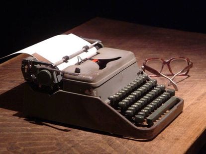 La máquina de escribir y las gafas de José Saramago, en la exposición que le dedicó en 2007 la Fundación César Manrique, en Lanzarote.