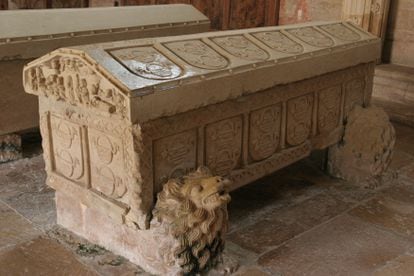 Sepulcro de doña Mencía de Lara en el monasterio de San Andrés de Arroyo (Palencia), que fundó en 1180.