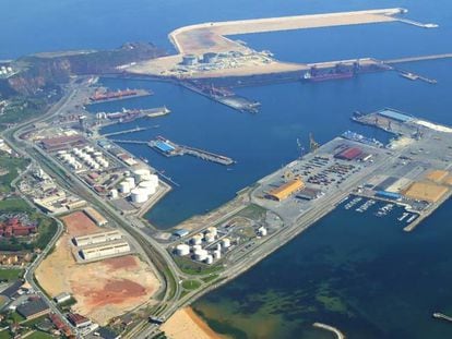 Vista aérea del puerto de Gijón (Asturias).