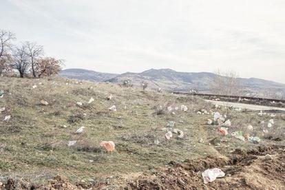 En los días de viento, los plásticos de los vertederos vuelan e invaden los campos cercanos. Según datos sobre contaminación atmosférica de la Agencia Europea de Medio Ambiente, Skopje, Bitola y Tetovo se encuentran entre las ciudades más contaminadas de Europa. En Bitola, la polución del aire se puede atribuir principalmente a la quema de basura al aire libre y a las emisiones de la central eléctrica de carbón de propiedad estatal Combinado de Minería y Energía, situada en el municipio de Novaci, cerca de la frontera con Grecia. La planta suministra aproximadamente el 70% de la electricidad de Macedonia del Norte quemando lignito, una variedad de carbón de baja calidad altamente contaminante. Cuando el viento sopla con fuerza, las cenizas volantes se dispersan por el aire y se convierten en una amenaza para la salud de los trabajadores de la central y la población local.