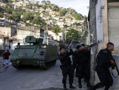 Batallón de choque en la favela Árvore Seca, en Río