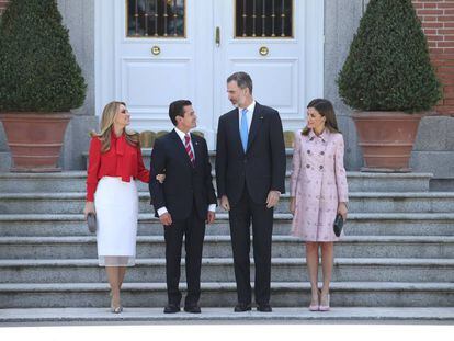 Los Reyes, ayer con Enrique Peña Nieto y su esposa, Angélica Ribera, en La Zarzuela.