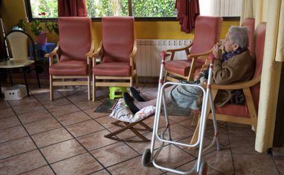 Una anciana, en el sal&oacute;n de una residencia.