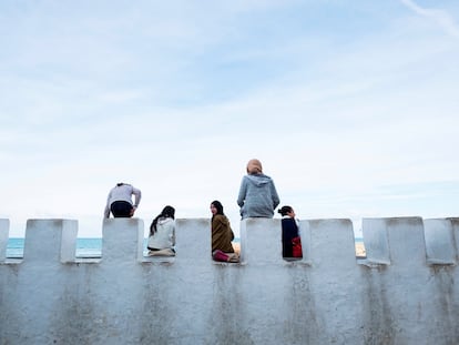 Una captura que ilustra la vida cotidiana en Asilah.