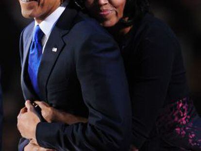 Barack Obama y su esposa se abrazan tras el discurso pronunciado pro el presidente al conocerse su victoria.