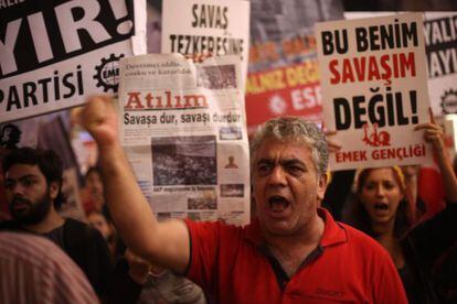 Un grupo de manifestantes en el centro de Estambul que protestan contra una posible intervención armada turca en Siria.