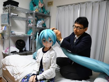 Akihiko Kondo con la muñeca de tamaño real que reproduce la imagen de Hatsune Miku, la cantante virtual con la que se casó en 2018.