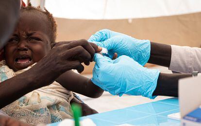 Una niña llora cuando le hacen la prueba de la malaria en Bentiu, Sudán del Sur, el 19 de noviembre de 2021.