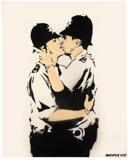 'Kissing Coppers', quizás una de las creaciones más famosas de Banksy, también participa en la exposición.
