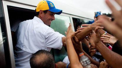 El candidato opositor Henrique Capriles en acto de campa&ntilde;a en Santa Luc&iacute;a, en el Estado Miranda (Venezuela).