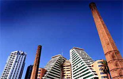 Dos chimeneas industriales incorporadas a las zonas verdes de la prolongación de la Alameda de Valencia.