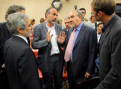 El vicepresidente Solbes, rodeado de portavoces parlamentarios, antes de la Comisión de Economía de ayer.