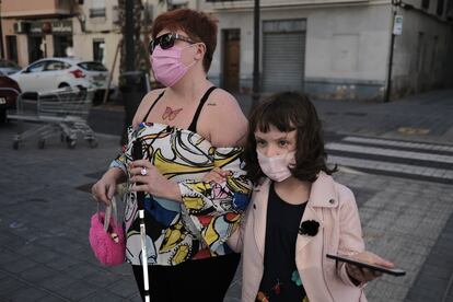 Anna Sánchez y su hija, en uno de los paseos por Valencia para el proyecto Blind wiki.