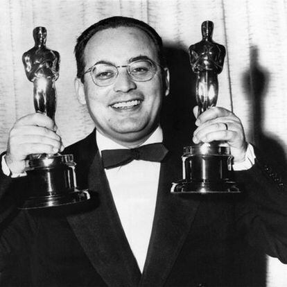 De Laurentiis, con los <i>oscars </i>que ganó con Carlo Ponti por <i>La strada.</i>