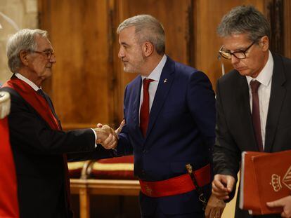 Jaume Collboni saluda a Xavier Trias, en el pleno de investidura del Ayuntamiento de Barcelona.