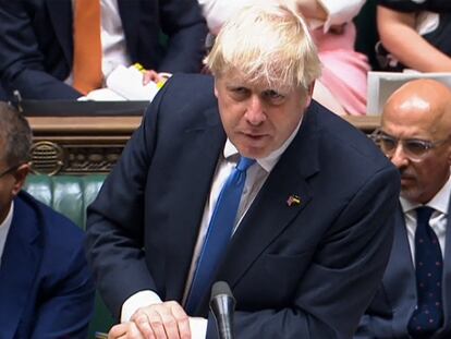El primer ministro británico, Boris Johnson, gesticulando y hablando durante su última sesión semanal de preguntas al primer ministro (PMQs) en la Cámara de los Comunes.