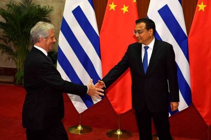 El presidente uruguayo, Tabar&eacute; V&aacute;zquez, saluda al primer ministro chino, Li Keqiang, en octubre, en Pek&iacute;n.