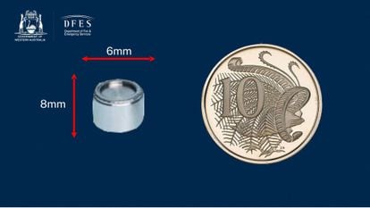 Comparación entre las dimensiones de la cápsula con material radioactivo y una moneda.  