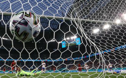 Gol de Thomas Meunier durante el partido de fútbol del Grupo B de la UEFA Euro 2020 entre Rusia y Bélgica en el Estadio Krestovsky.