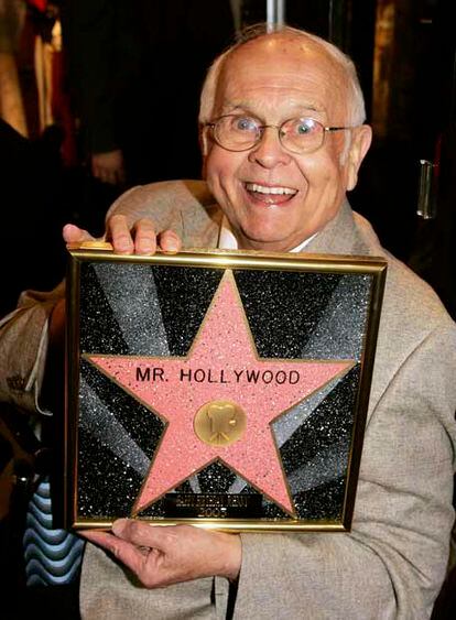Johnny Grant sonríe al celebrar su 82 cumpleaños en 2005.