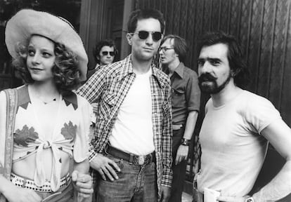 Los actores Jodie Foster y Robert de Niro con el director Martin Scorsese en el rodaje de 'Taxi Driver' en 1976.