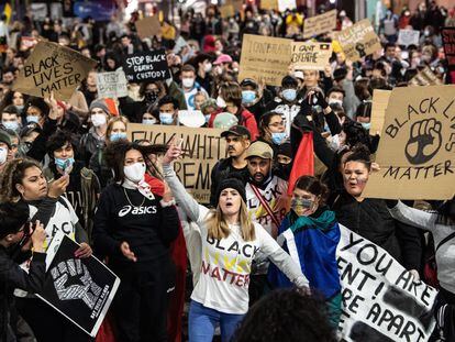 Cientos de personas se manifiestan para protestar por la muerte de George Floyd, este martes en las calles de Sídney, en Australia.