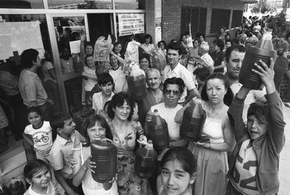 Vecinos de Alcorcón (Madrid) entregan aceite a granel en un centro de salud en 1981