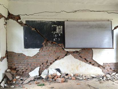 La escuela Shree Janajagariti de Sangachowk, en Sindhupalchowk quedó totalmente destruida. El gobierno comenzará a reconstruir las escuelas en 2016. Calcula que tardarán dos años y medio en recuperar las aulas destruidas por los terremotos.