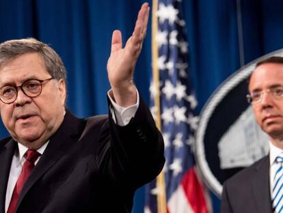 El fiscal general, William Barr, en primer plano, junto al número dos del Departamento de Justicia, Rod Rosenstein, este jueves en rueda de prensa. En vídeo, declaraciones de Barr.