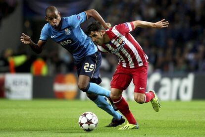 Villa controla el balón presionado por Fernando Reges.