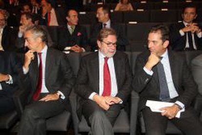 Miguel Ferre, secretario de Estado de Hacienda; Juan Luis Cebrián, presidente de PRISA, e Íñigo Fernández de Mesa, secretario de Estado de Economía .