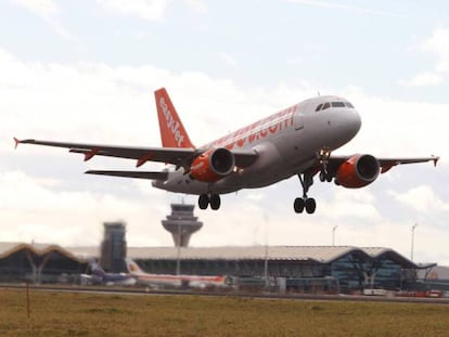 Un avión de Esyjet despega del aeropuerto Madrid-Barajas.