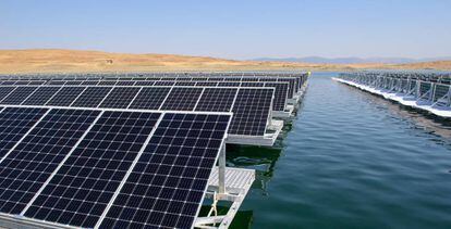 Primera instalación fotovoltaica flotante de España, en el embalse de Sierra Brava (Cáceres). 
