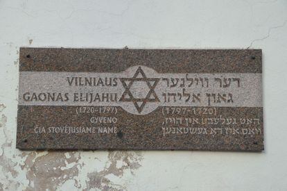Placa en honor al erudito rabino Vilna Gaon en las ruinas de la Gran Sinagoga de Vilnius. 
