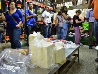 Cola para comprar alimentos en una tienda en el centro de Caracas.
