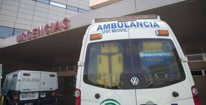 Una ambulancia frente a un centro sanitario en Andaluc&iacute;a, en una imagen de archivo. 