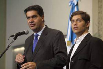 El jefe de Gabinete de Gobierno de Argentina, Jorge Capitanich (i), acompañado del ministro de Economía, Axel Kicillof (d), habla en Buenos Aires (Argentina).